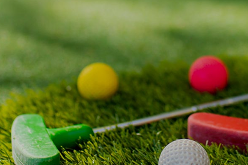 Photo of 2 colours putters and 3 golf balls